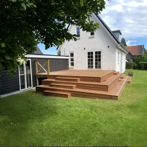 En stor terrasse lavet af træ