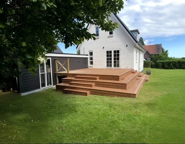 En stor terrasse lavet af træ